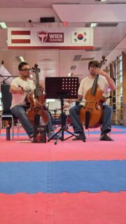 ✨ Was für ein zauberhafter Abend! ✨Gestern war unser Taekwondo-Studio erfüllt von den bezaubernden Klängen Barocker Musik, als wir Nicholas Kleinman und Thibault Back de Sourany vom Van Swietens Ensemble bei uns willkommen heißen durften.🎻 „Journey of the Viola de Gamba" — ein gemütlicher Abend, an dem alte Saiten und zeitlose Melodien uns daran erinnert haben, dass Kampfkunst und Künste ein und dieselbe Seele teilen: Disziplin, Leidenschaft und Schönheit.Unser Studio wurde zur Konzertsaal, und unsere Herzen waren voller Freude. Danke, dass ihr solche Künstlerschaft und Wärme in unseren Raum gebracht habt! 🙏Wir haben es geliebt, euch zu Gast zu haben, und unsere Community hat diese wunderbare Verbindung von Kulturen gefeiert.#Violadagamba #BaroqueMusik #TheVanSwietens #wientkd